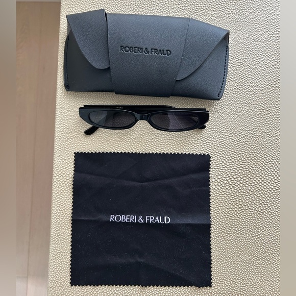 Roberi & Fraud Black Frances Sunglasses - Picture 2 of 7